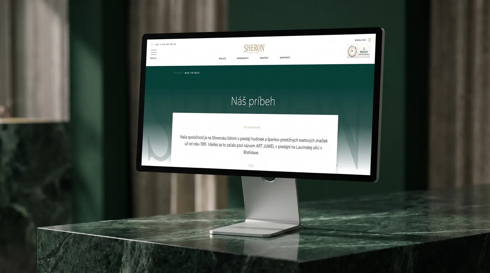 Sheron, Hodinky a šperky, podané s pokojom klenotníctva.